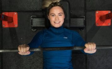 Fitness24Seven söker Chief Information Officer Fitness24Seven tjej som tränar bänkpress