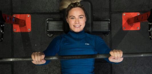 Fitness24Seven söker Chief Information Officer Fitness24Seven tjej som tränar bänkpress