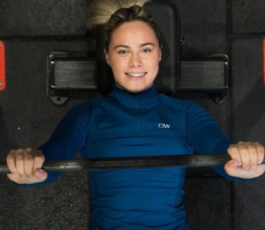 Fitness24Seven söker Chief Information Officer Fitness24Seven tjej som tränar bänkpress