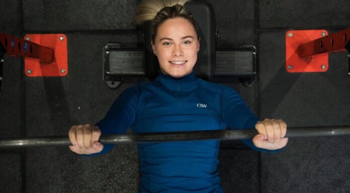 Fitness24Seven söker Chief Information Officer Fitness24Seven tjej som tränar bänkpress