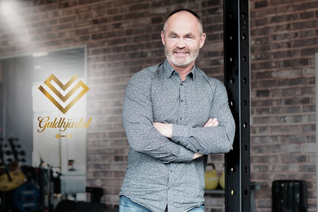 Magnus Wilhelmsson poserar vid en stolpe i ett gym