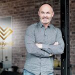 Magnus Wilhelmsson får årets Hederspris på Guldhjärtat-galan Magnus Wilhelmsson poserar vid en stolpe i ett gym