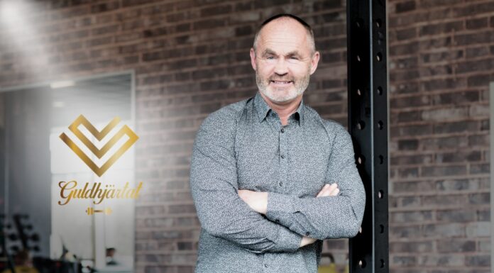 Magnus Wilhelmsson får årets Hederspris på Guldhjärtat-galan Magnus Wilhelmsson poserar vid en stolpe i ett gym