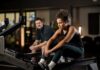 Friskis släpper årets trendrapport – fem spaningar som formar framtidens träning Tjej tränar på roddmaskin i gym