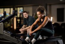 Friskis släpper årets trendrapport – fem spaningar som formar framtidens träning Tjej tränar på roddmaskin i gym