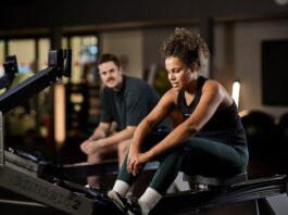 Friskis släpper årets trendrapport – fem spaningar som formar framtidens träning Tjej tränar på roddmaskin i gym