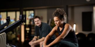 Friskis släpper årets trendrapport – fem spaningar som formar framtidens träning Tjej tränar på roddmaskin i gym