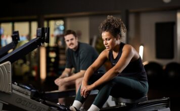 Friskis släpper årets trendrapport – fem spaningar som formar framtidens träning Tjej tränar på roddmaskin i gym