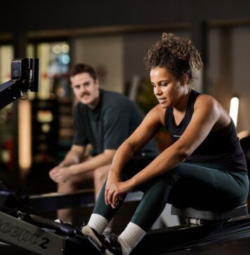 Friskis släpper årets trendrapport – fem spaningar som formar framtidens träning Tjej tränar på roddmaskin i gym