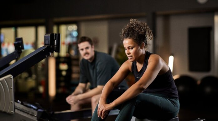 Friskis släpper årets trendrapport – fem spaningar som formar framtidens träning Tjej tränar på roddmaskin i gym