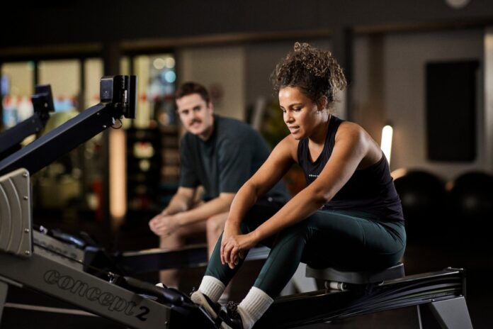 Friskis_rodd Tjej tränar på roddmaskin i gym