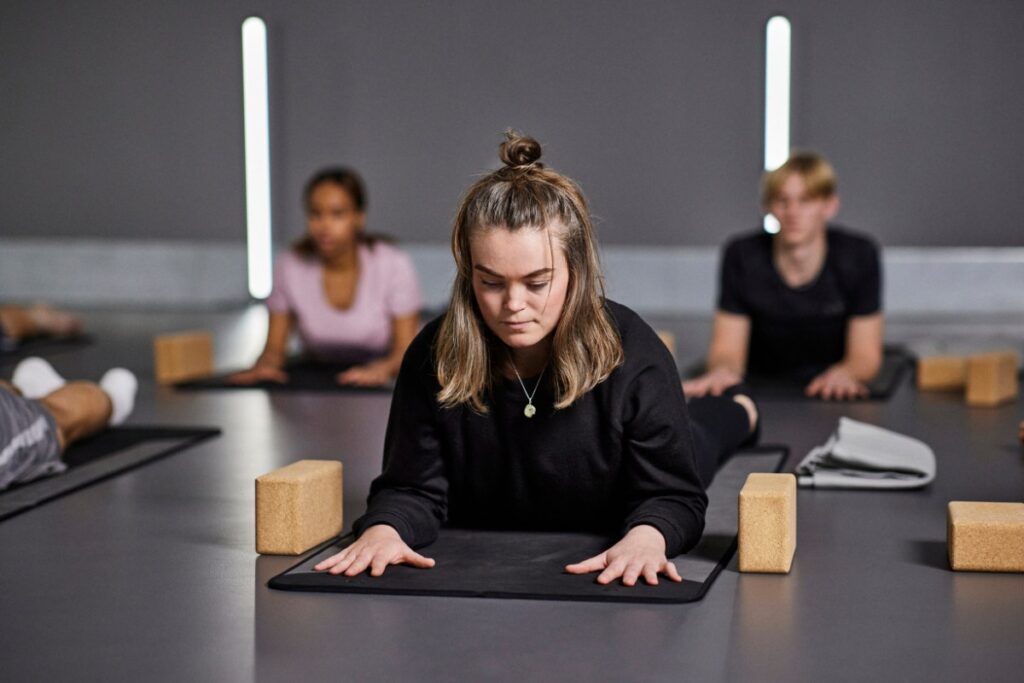 Ung kvinna tränar yoga på Friskis