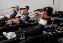 ClassPass årssummering träningstrender 2025 Grupp av människor tränar pilates på reformer-maskiner