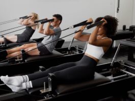 ClassPass årssummering träningstrender 2025 Grupp av människor tränar pilates på reformer-maskiner