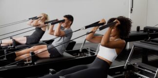 ClassPass årssummering träningstrender 2025 Grupp av människor tränar pilates på reformer-maskiner