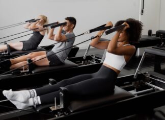ClassPass årssummering träningstrender 2025 Grupp av människor tränar pilates på reformer-maskiner