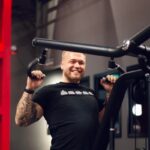Friskis&Svettis ökar takten – sju nya gym öppnar 2026 Ung man tränar styrketräning på Friskis&Svettis