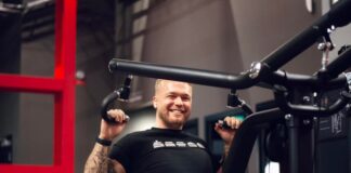 Friskis&Svettis ökar takten – sju nya gym öppnar 2026 Ung man tränar styrketräning på Friskis&Svettis