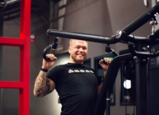 Friskis&Svettis ökar takten – sju nya gym öppnar 2026 Ung man tränar styrketräning på Friskis&Svettis