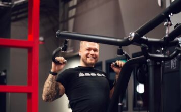 Friskis&Svettis ökar takten – sju nya gym öppnar 2026 Ung man tränar styrketräning på Friskis&Svettis
