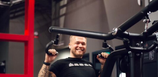 Friskis&Svettis ökar takten – sju nya gym öppnar 2026 Ung man tränar styrketräning på Friskis&Svettis