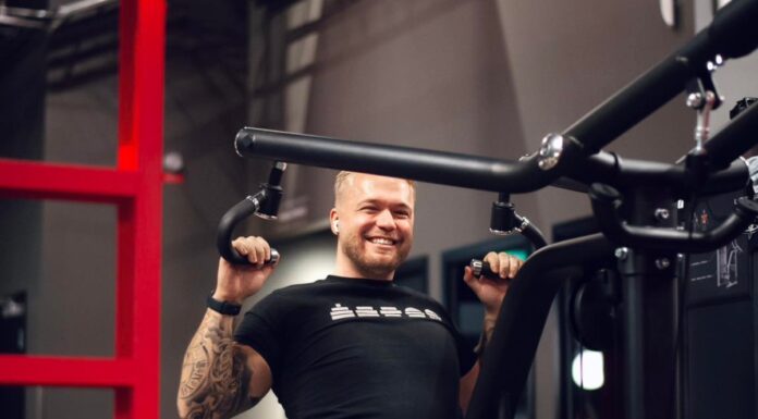 Friskis&Svettis ökar takten – sju nya gym öppnar 2026 Ung man tränar styrketräning på Friskis&Svettis