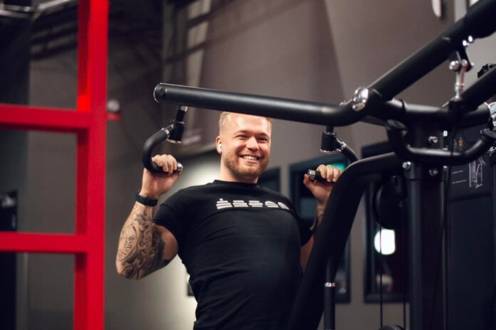 Friskis_gym_1.2 Ung man tränar styrketräning på Friskis&Svettis