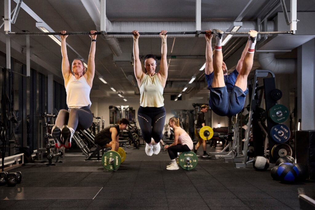 Människor som tränar i gymmet på Friskis