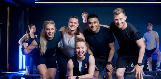 SATS avslutar 2025 med rekord – växer både i intäkter och medlemsaktivitet SATS människor som tränar på gym gruppträning