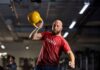 Friskis&Svettis Malmö söker Träningschef Man i Friskiströja styrketränar med kettlebell