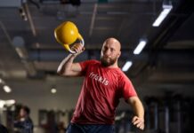 Friskis&Svettis Malmö söker Träningschef Man i Friskiströja styrketränar med kettlebell