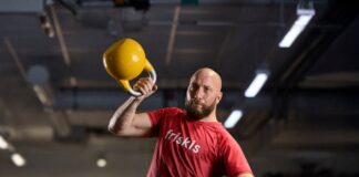 Friskis&Svettis Malmö söker Träningschef Man i Friskiströja styrketränar med kettlebell