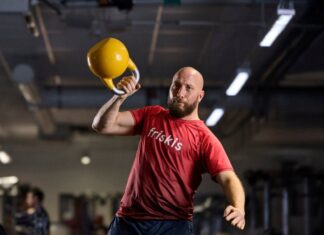 Friskis&Svettis Malmö söker Träningschef Man i Friskiströja styrketränar med kettlebell