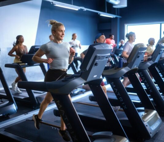 SATS lanserar nordisk varumärkeskampanj för att inspirera till mer rörelse Indoor Running tjej på SATS gym