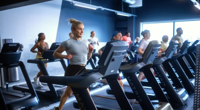 SATS lanserar nordisk varumärkeskampanj för att inspirera till mer rörelse Indoor Running tjej på SATS gym